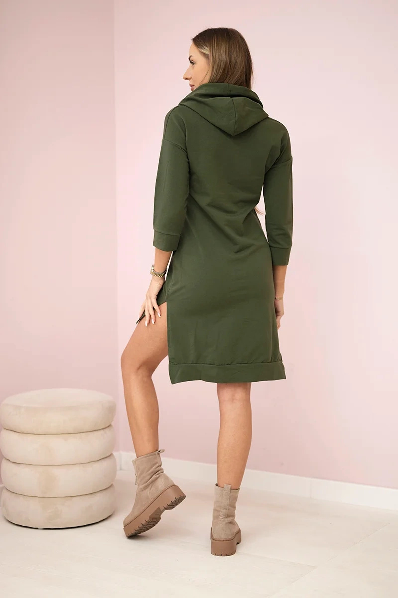 Sukienka z dłuższym tyłem i kolorowym nadrukiem khaki - obrazek 3