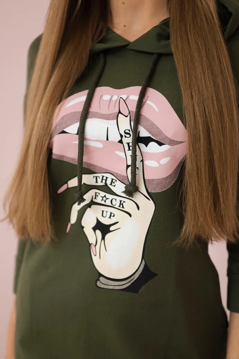 Sukienka z dłuższym tyłem i kolorowym nadrukiem khaki - obrazek 4