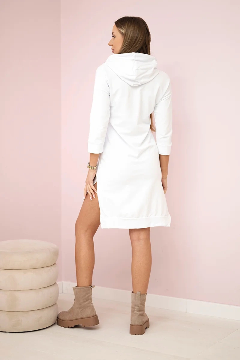 Sukienka z dłuższym tyłem i kolorowym nadrukiem biała - obrazek 3