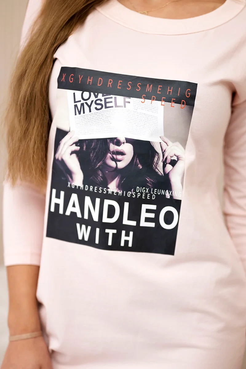 Sukienka z nadrukiem Handle with pudrowy róż - obrazek 4