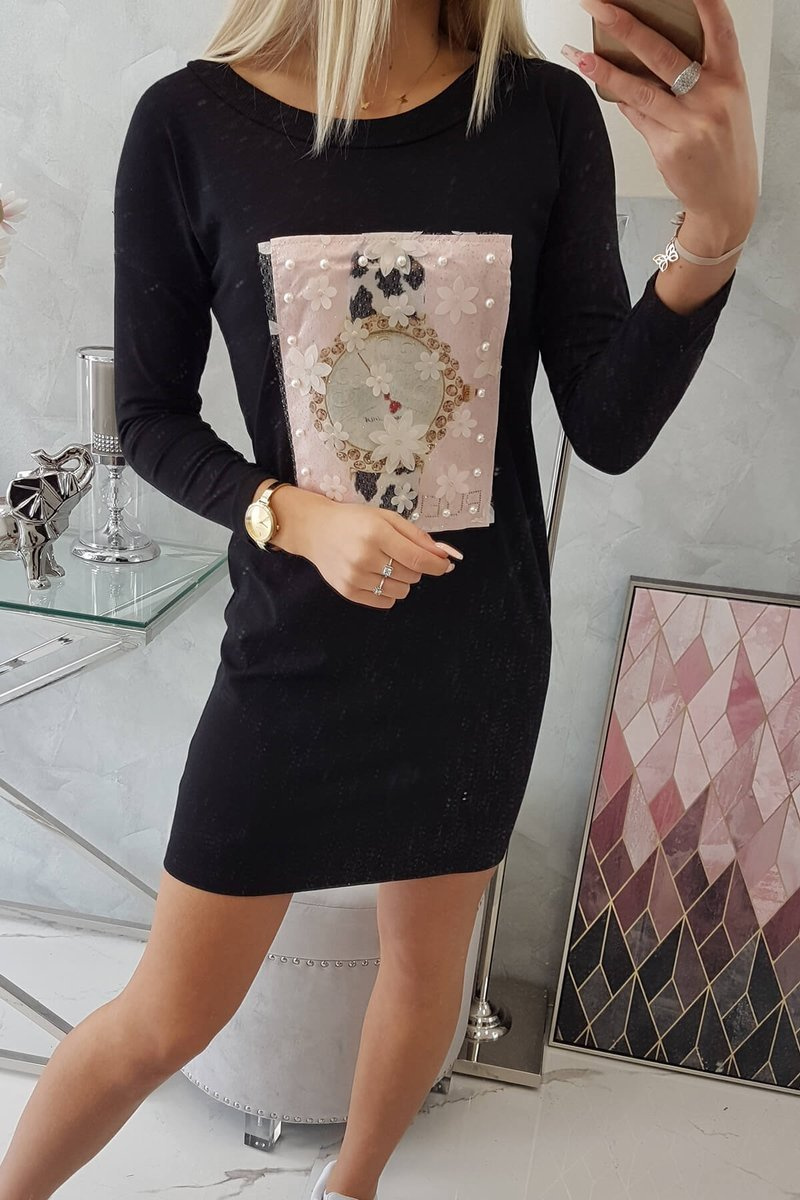 Sukienka z grafiką 3D z perełkami czarna - obrazek 6