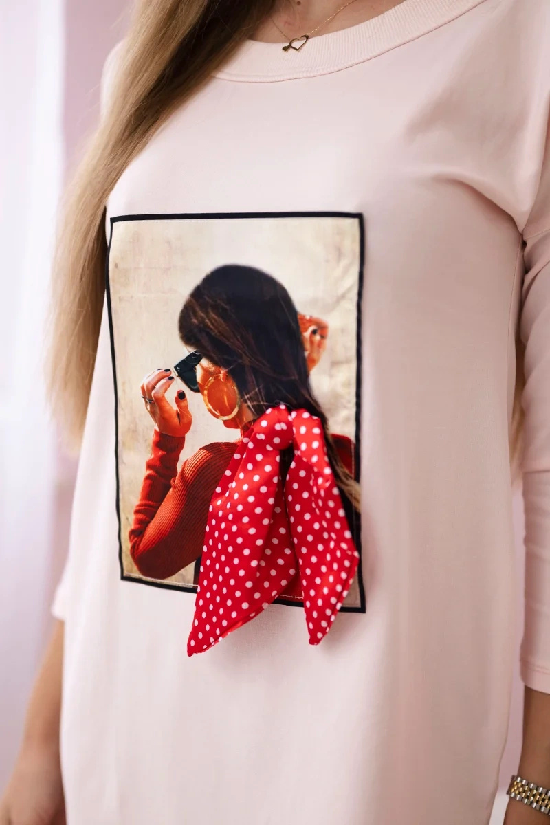 Sukienka z grafiką i kokardą w grochy 3D pudrowy róż - obrazek 4