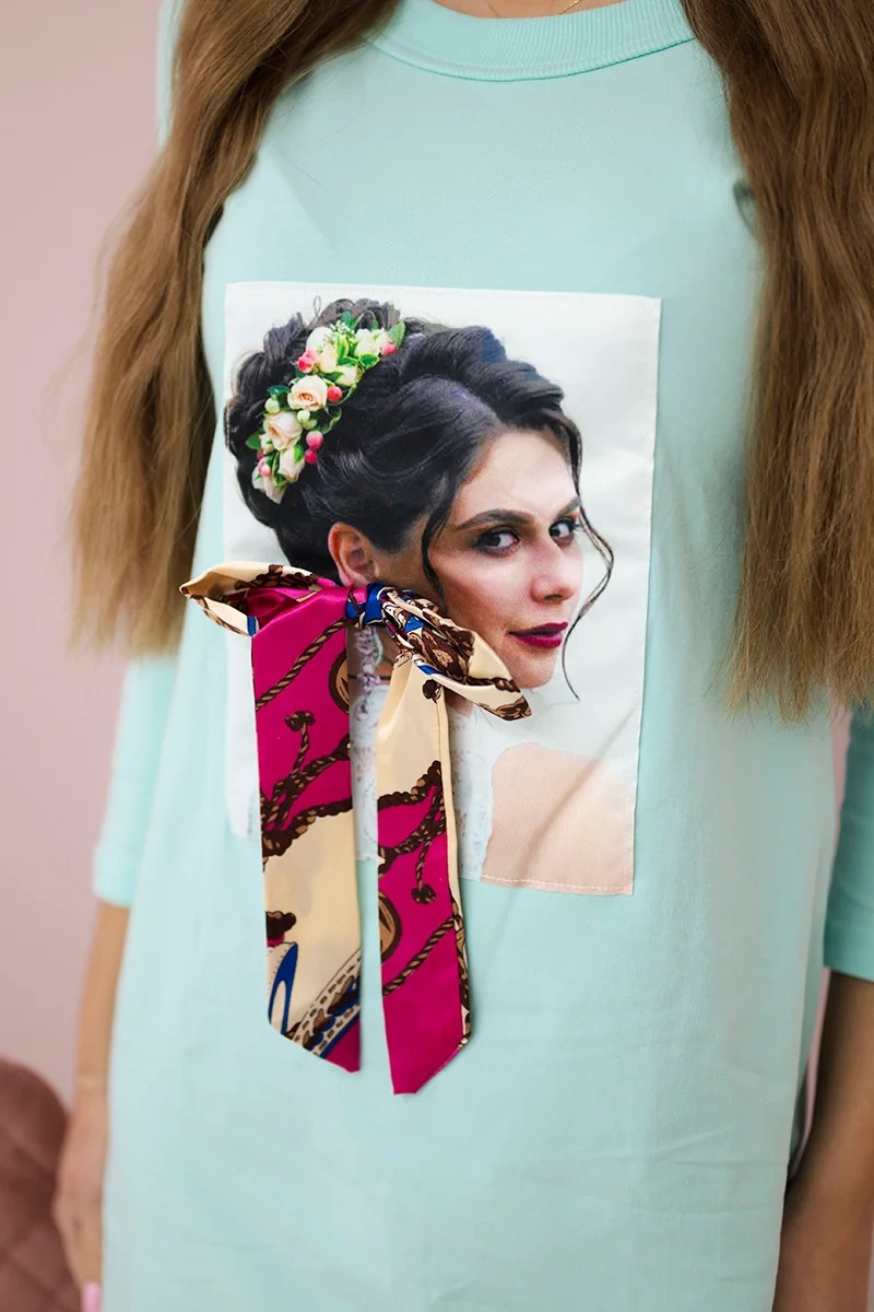 Sukienka z grafiką i kolorową kokardą 3D miętowa - obrazek 4