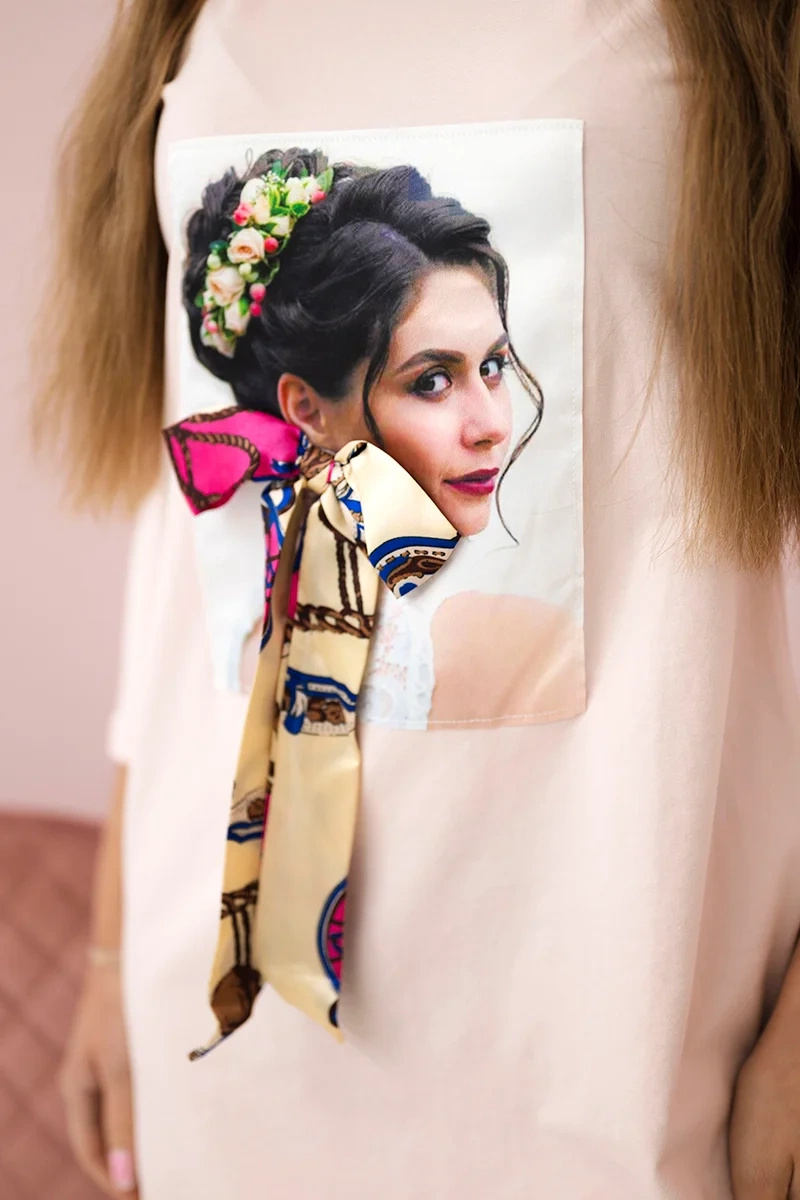 Sukienka z grafiką i kolorową kokardą 3D pudrowy róż - obrazek 4