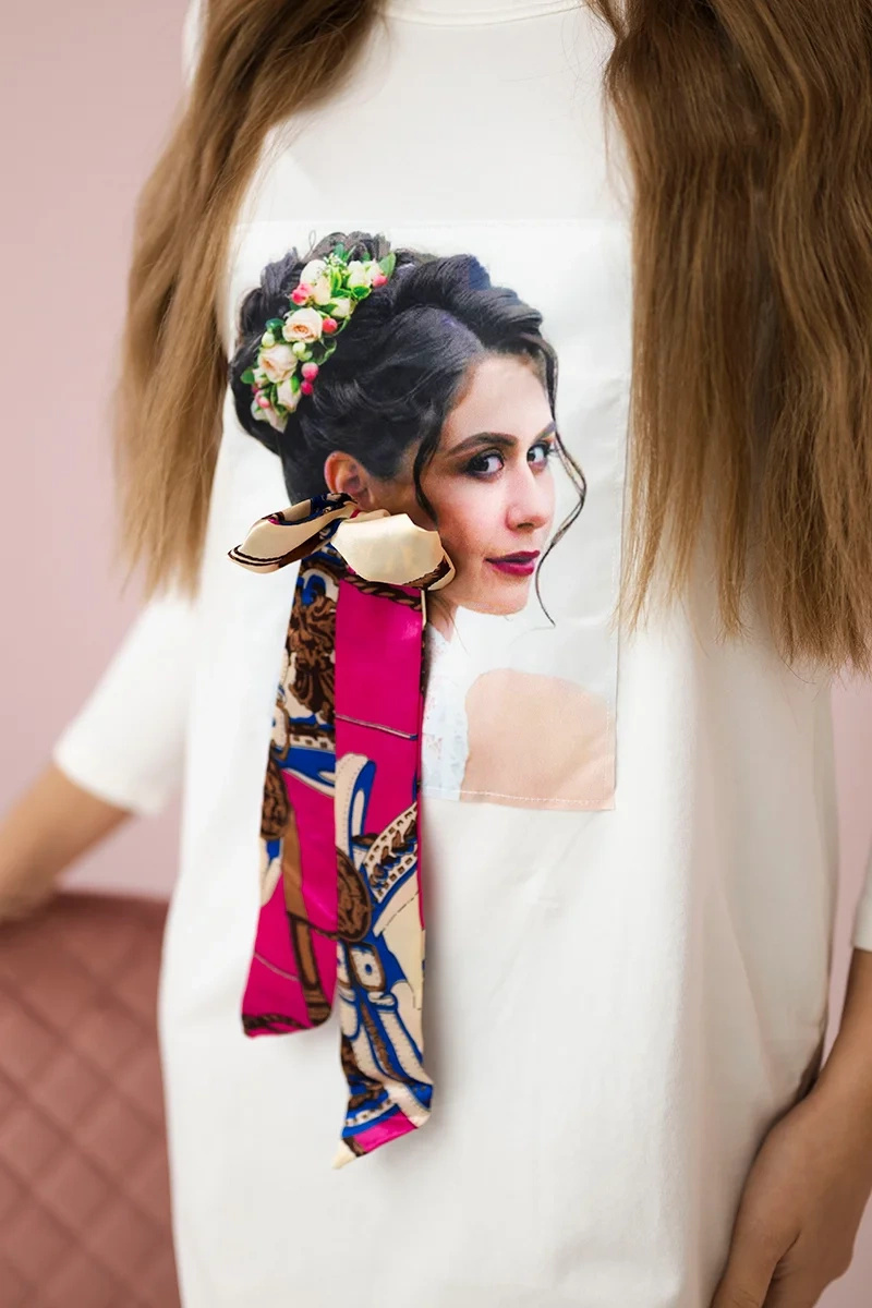 Sukienka z grafiką i kolorową kokardą 3D ecru - obrazek 4