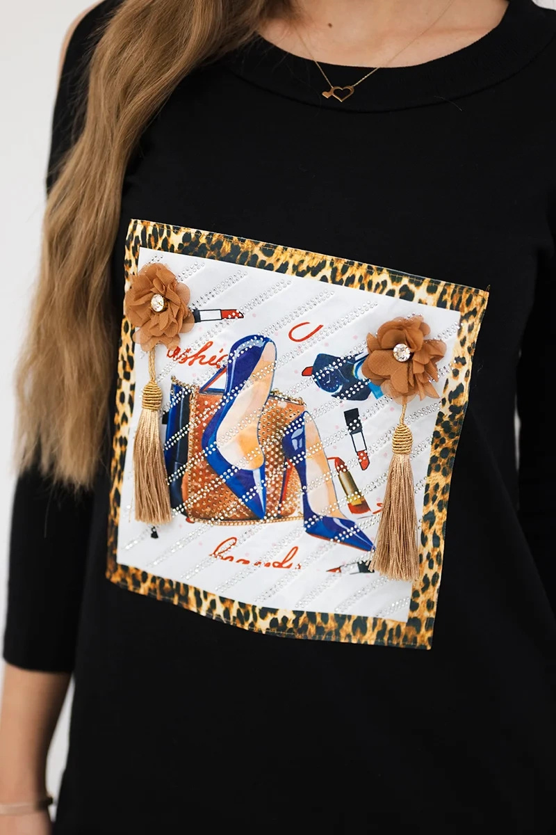 Sukienka z grafiką 3D i ozdobnymi chwostami czarna - obrazek 4