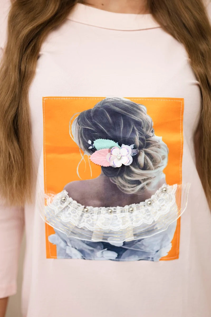 Sukienka z grafiką 3D, koronka pudrowy róż - obrazek 4