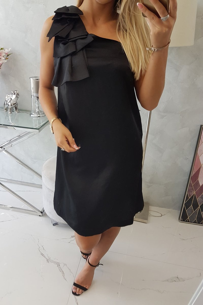 Sukienka z kokardą na ramieniu czarna - obrazek 5
