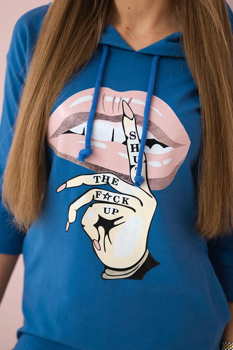 Sukienka z dłuższym tyłem i kolorowym nadrukiem chabrowa - obrazek 4