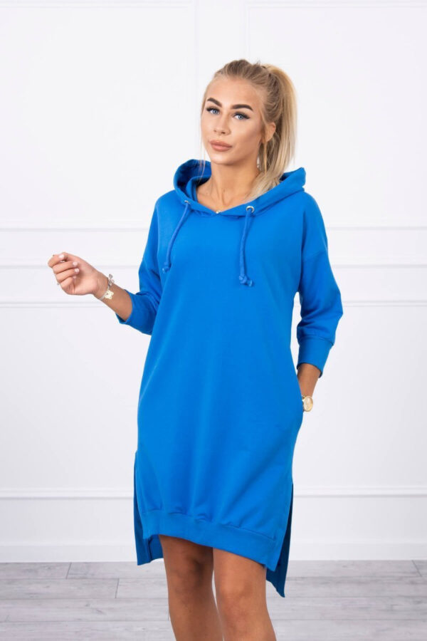 Sukienka z kapturem i dłuższym tyłem chabrowy