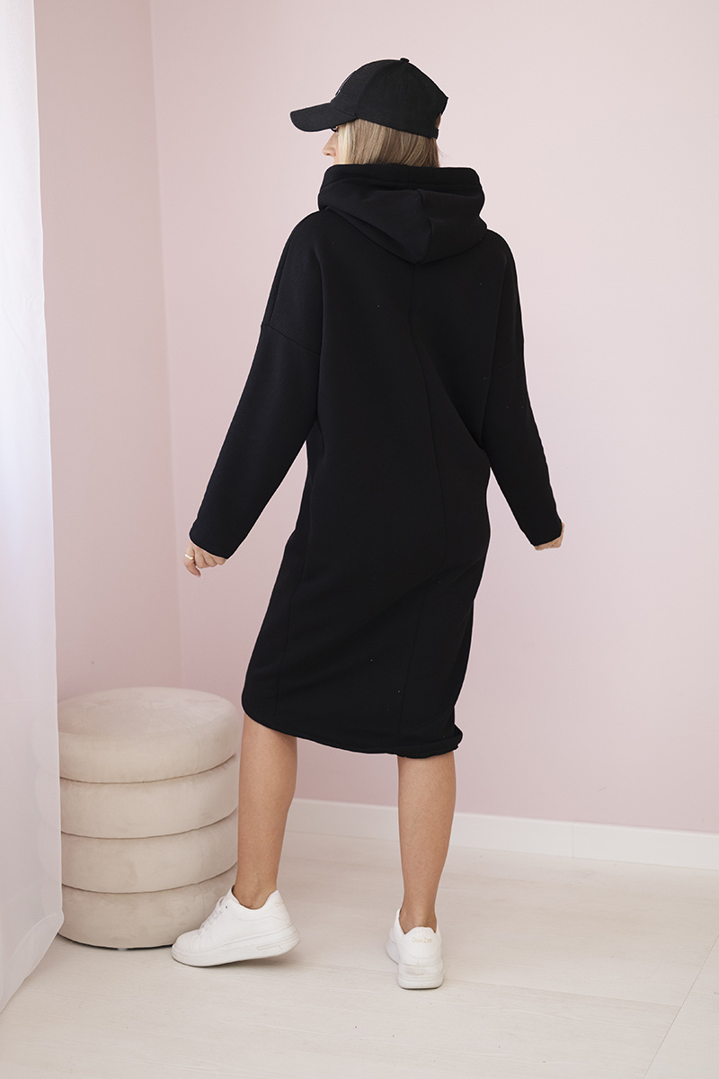 Sukienka z kapturem i rozcięciem na boku czarna - obrazek 3