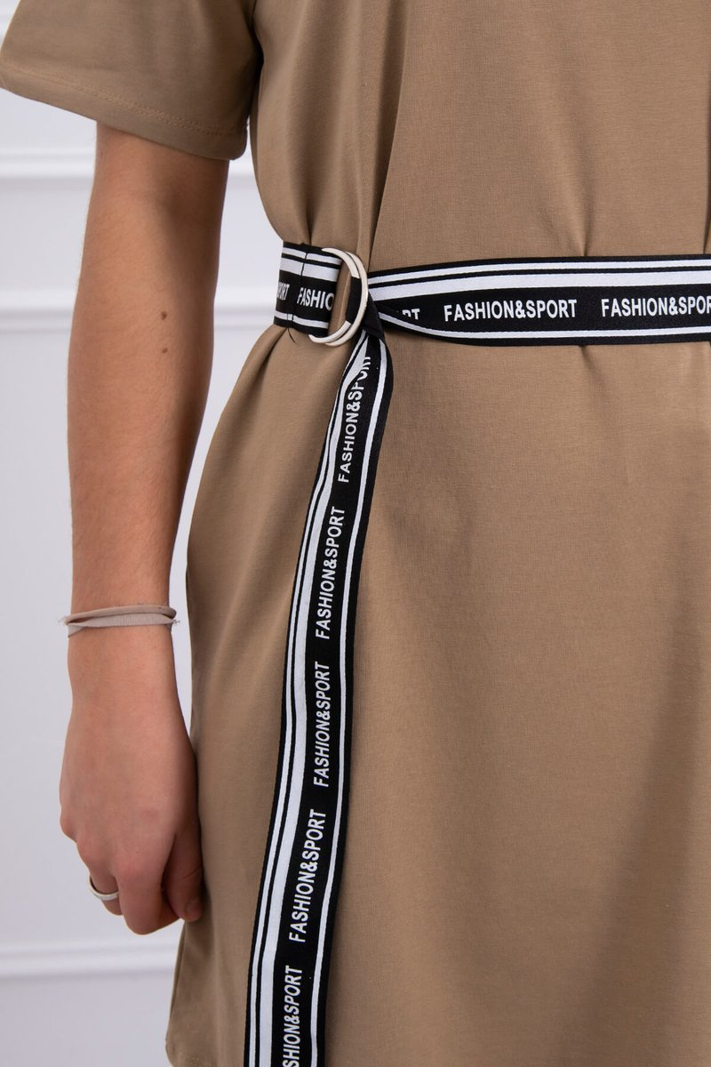 Sukienka z ozdobnym paskiem camelowa - obrazek 4