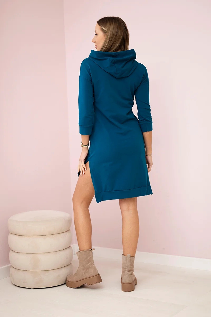 Sukienka z dłuższym tyłem i kolorowym nadrukiem morska - obrazek 3