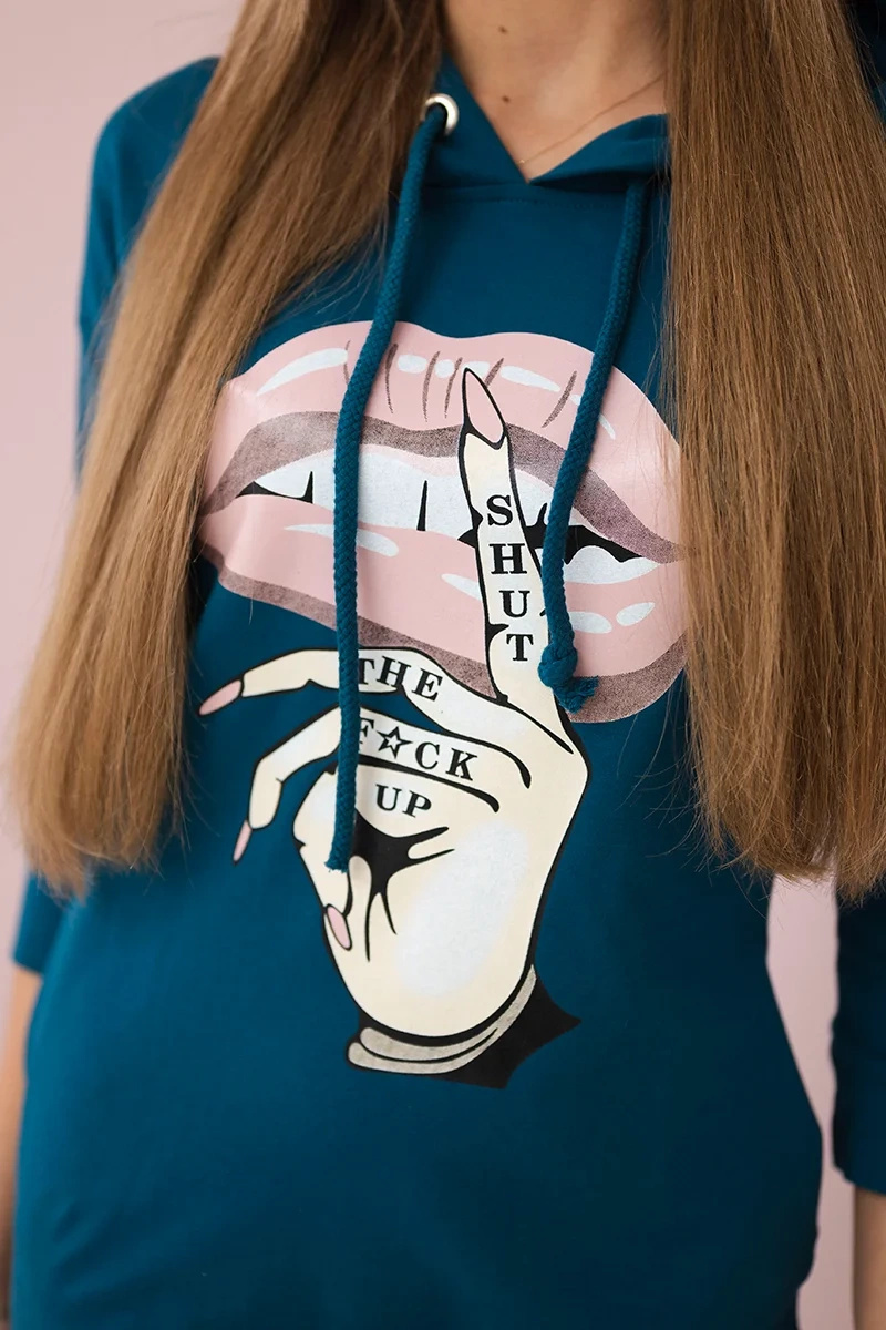 Sukienka z dłuższym tyłem i kolorowym nadrukiem morska - obrazek 4