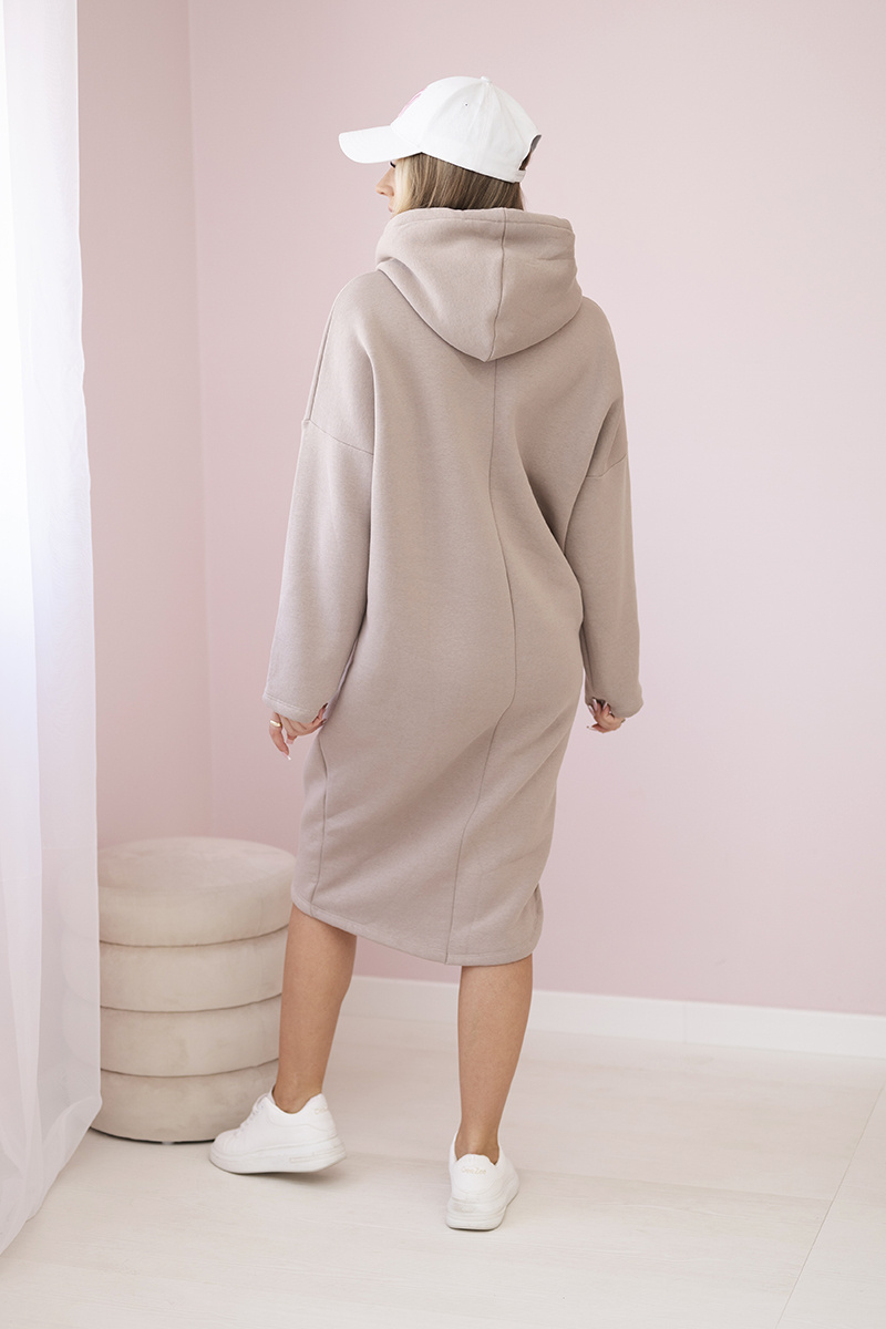 Sukienka z kapturem i rozcięciem na boku ciemno beżowa - obrazek 3