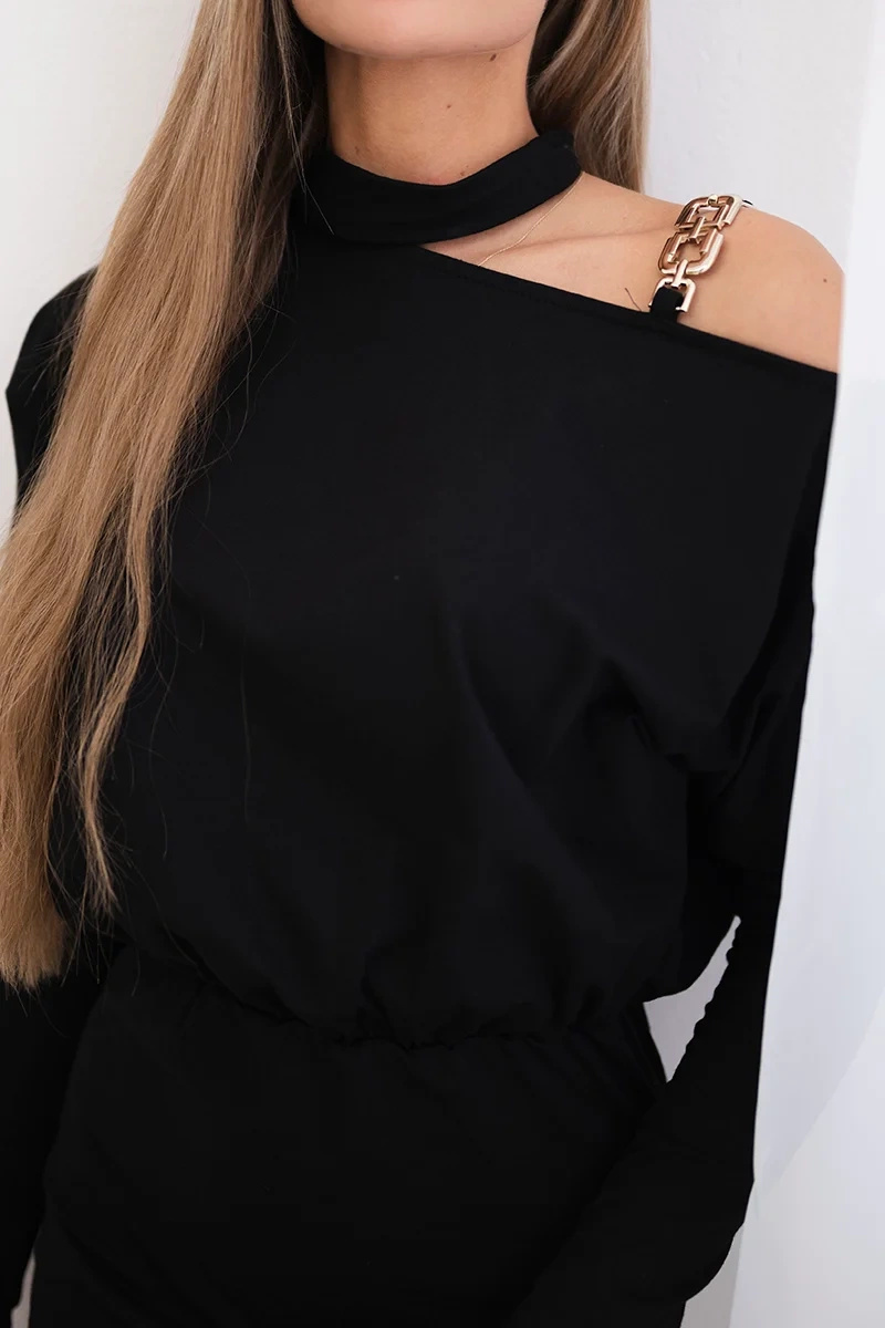 Sukienka z ozdobą na ramieniu czarna - obrazek 3