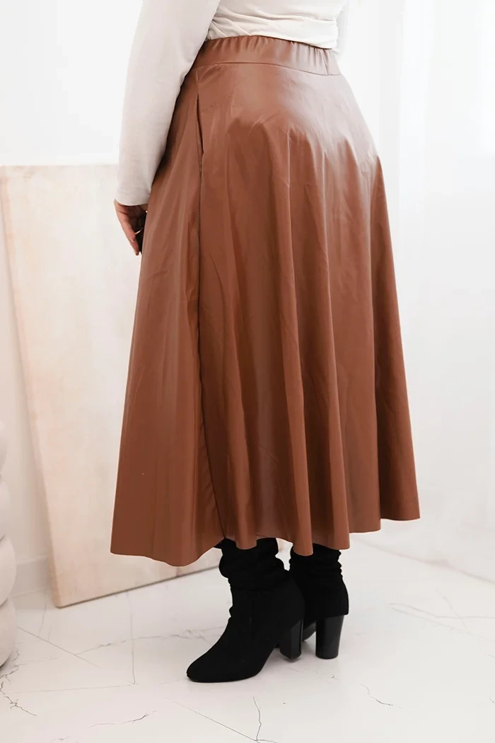 Spódnica damska Plus Size z ekoskóry z gumką i troczkiem w pasie camelowa - obrazek 3