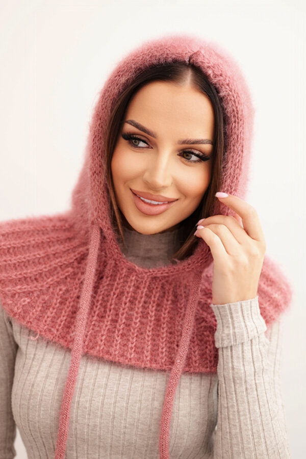 Czapka kaptur damski z delikatnym splotem z troczkami ciemno różowy