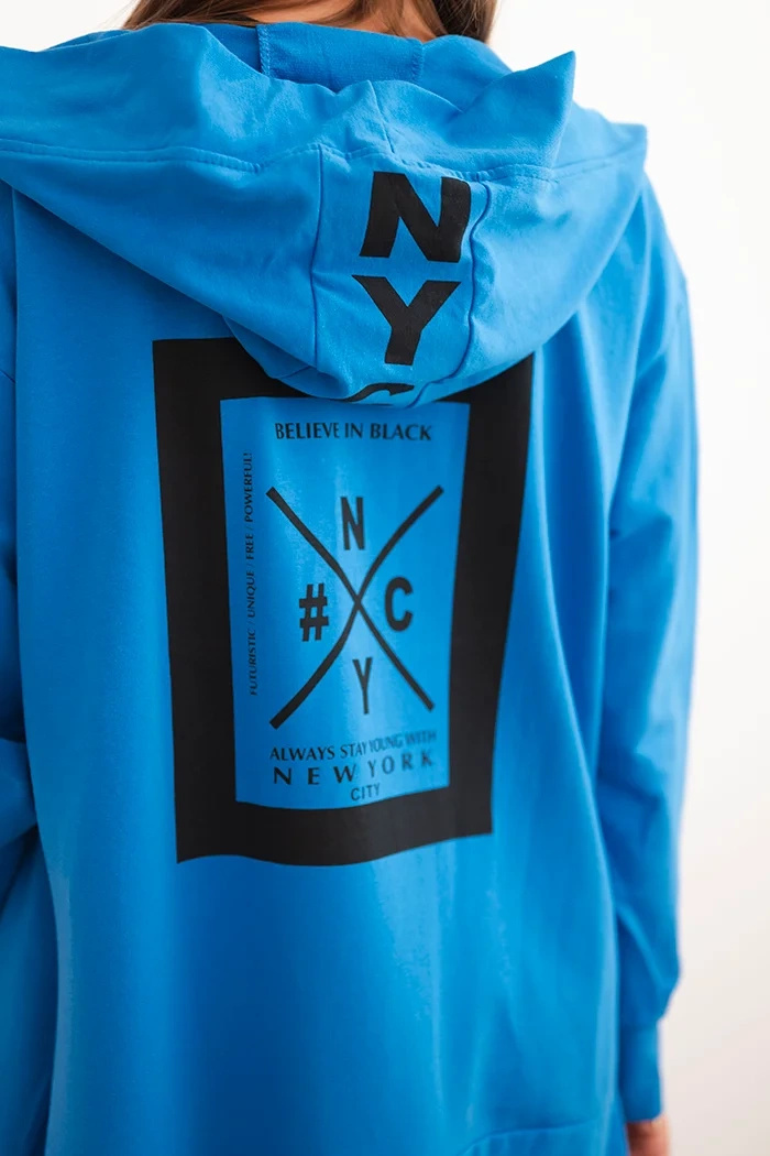 Narzutka z kapturem oversize chabrowy - obrazek 4