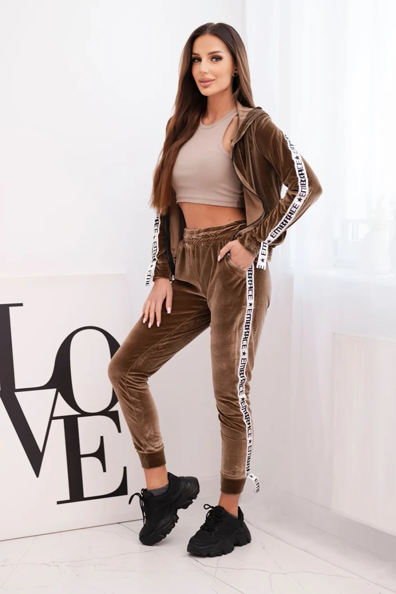 Komplet welurowy z ozdobnymi taśmami brązowy